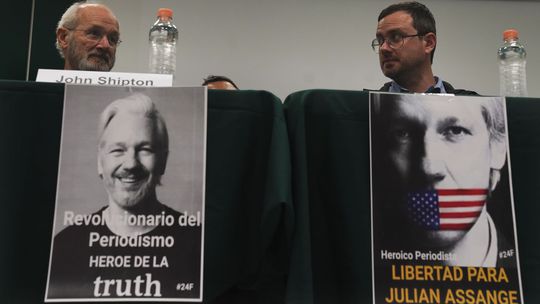 Zľava John Shipton a Gabriel Shipton, otec a...