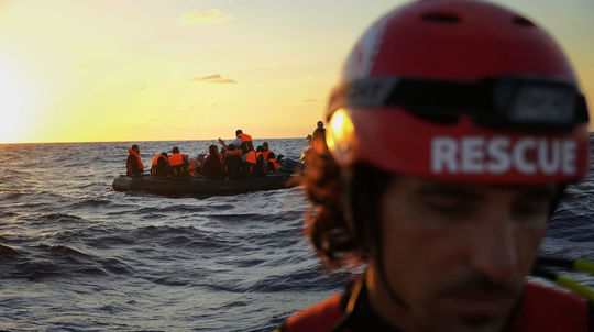 Cyperská pobrežná stráž zachránila z drevenej lode 300 migrantov