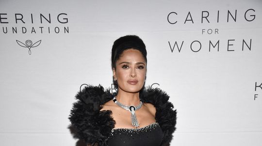 Herečka Salma Hayek Pinault v kreácii Gucci. 