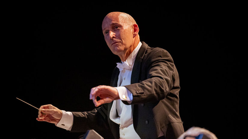 Kevin Rhodes dirigoval koncert na počesť Edity...