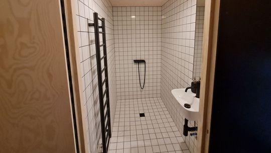 Nechýba ani kuchynský kút a sprcha. 