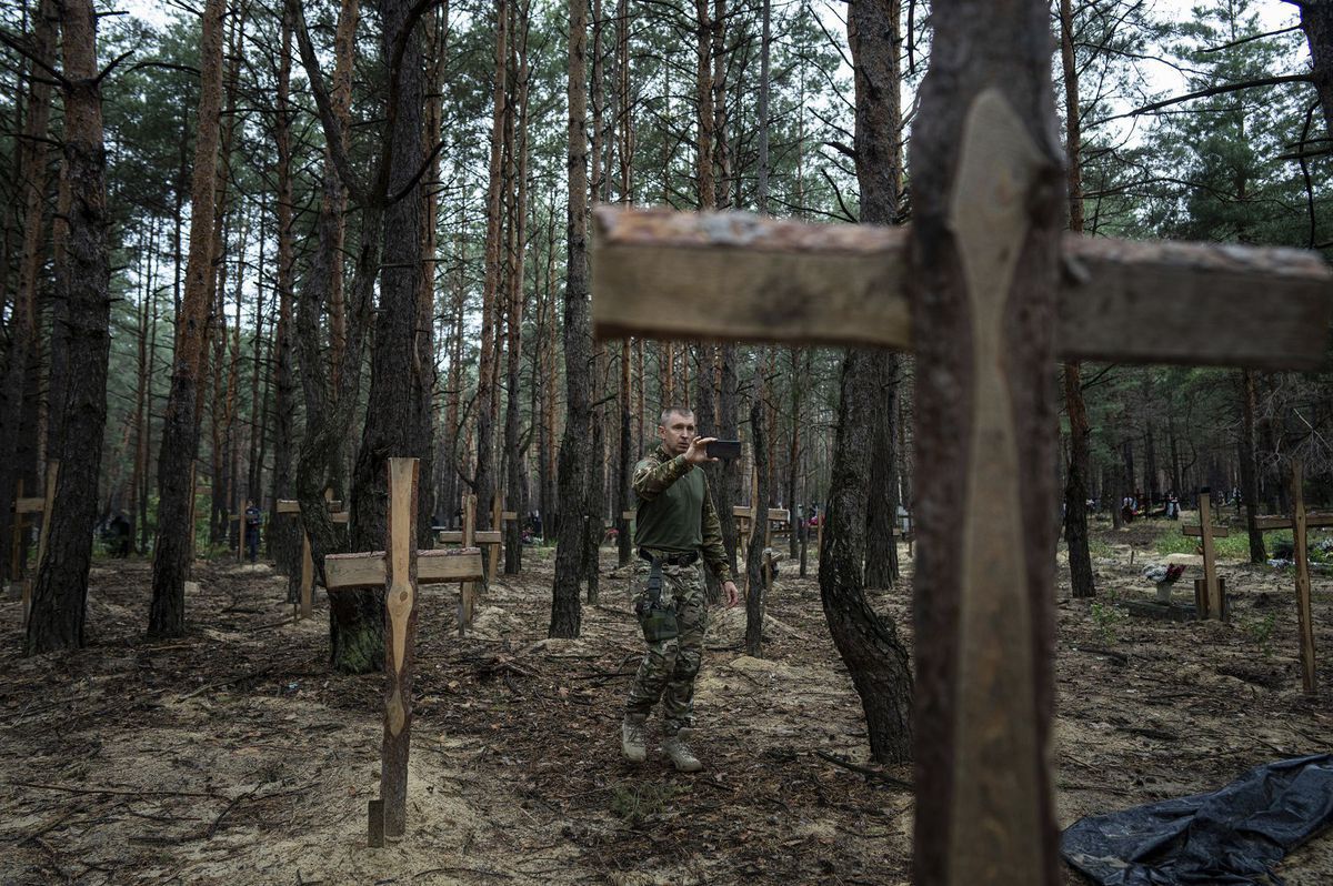 Ukrajina Izium hrob masový