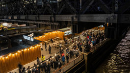 Ľudia stoja v rade, aby vzdali úctu zosnulej...