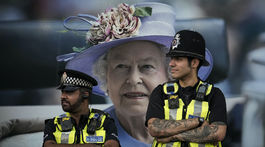 Policajti pred fotografiou kráľovnej Alžbety...