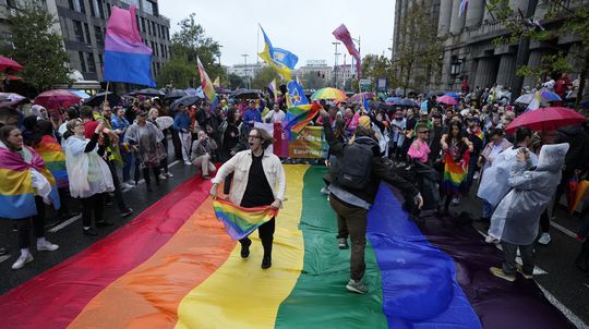 Orbánov zákon v praxi: Predajca dostal za román o LGBTI téme pokutu 12 miliónov