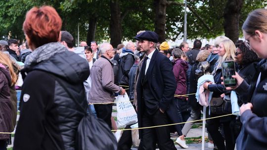 David Beckham v rade ľudí smerujúcich na...