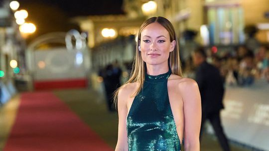 Režisérka a herečka Olivia Wilde v kreácii...