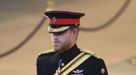 Princ Harry absolvoval vigíliu vo vojenskej uniforme. 
