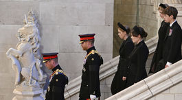rinc William, princ Harry, princezná Eugenie, princezná Beatrice a Lady Louise Windsor a vikomt James Severn 