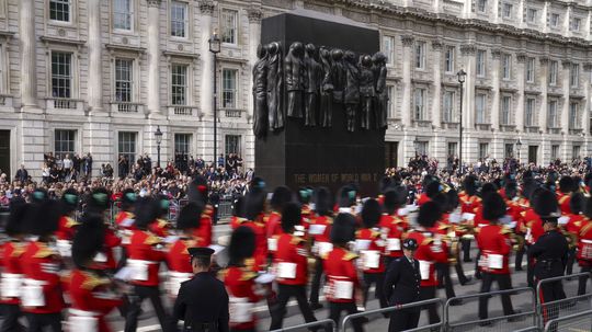 Príslušníci granátnickej gardy pochodujú po...