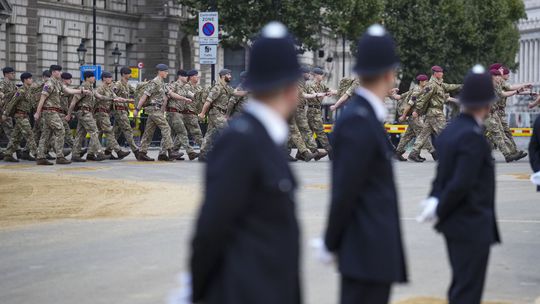 Británia pochováva kráľovnú, Londýn čakajú dopravné zápchy i policajné manévre