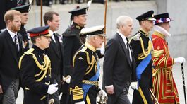princ Harry, Peter Phillips, kráľ Karol III. princ Andrew a princ Edward prichádzajú na pohreb kráľovnej Alžbety II. 