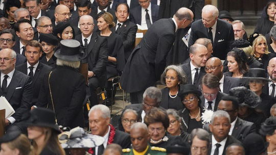 Bidena usadili na pohrebe Alžbety II. do zadného radu. Trump za tým vidí úpadok USA