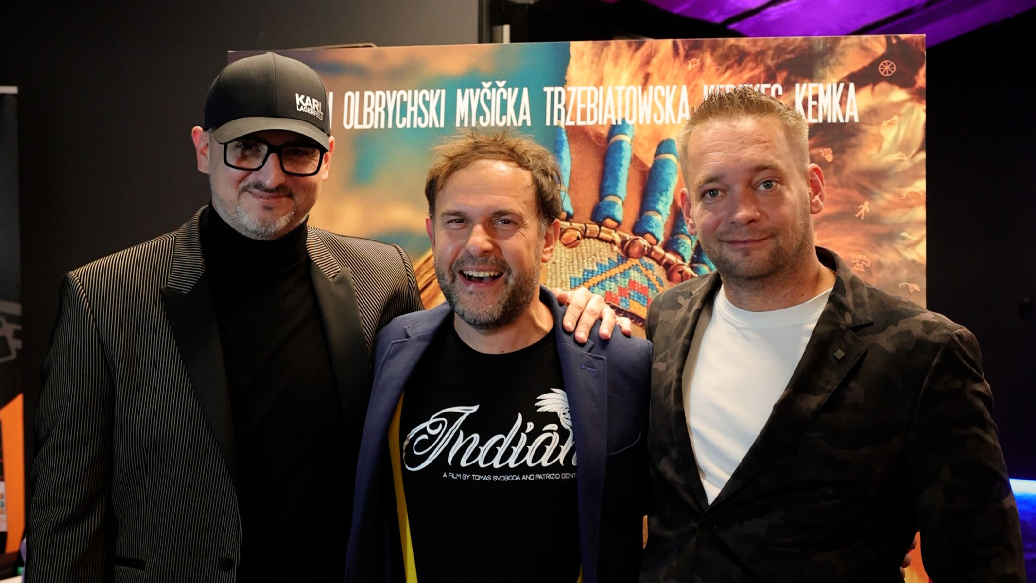Herec Juraj Kemka v objatí producentov filmu...