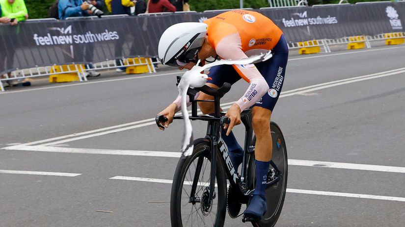 Agresívny vták zaútočil na holandského cyklistu.