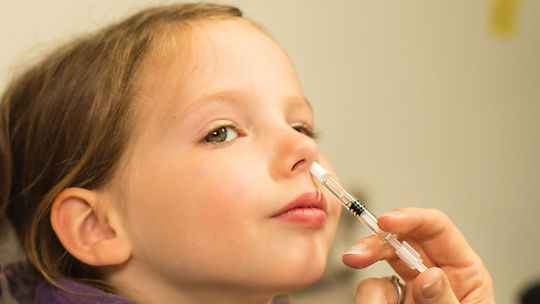 Stále viac rodičov odmieta očkovanie proti osýpkam a mumpsu. Lekári varujú pred nebezpečenstvom