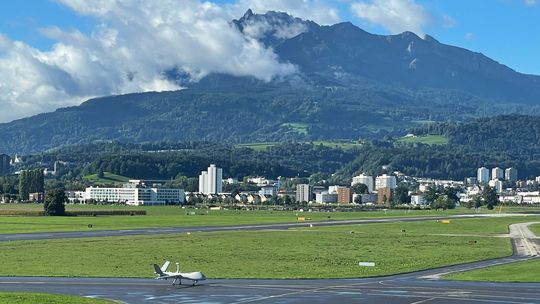 Dron a za ním legendárny alpský štít Pilatus