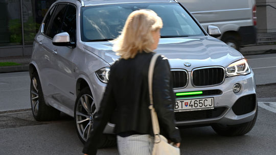 Pellegrini podpísal novelu, ktorá má umožniť využívanie predného brzdového svetla