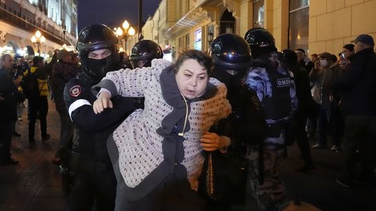 Policajné zatýkanie demonštrantov, ktorí v...