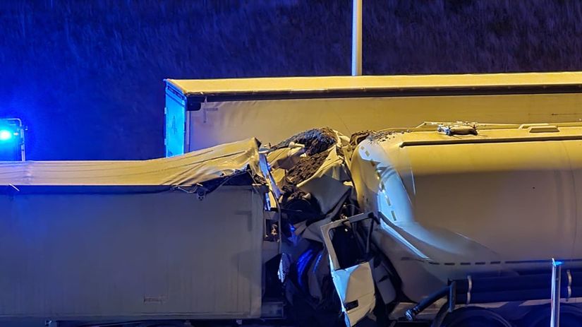 Zdeformovaná kabína kamióna.