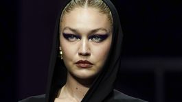 Gigi Hadid v jednej z kreácii Versace, kolekcia Jar/Leto 2023.