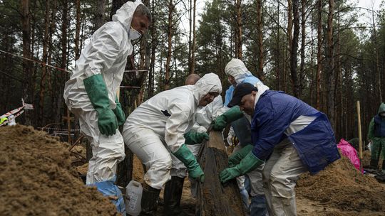 Príslušníci záchranných zložiek exhumujú telo...