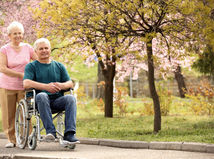 seniori, vozíčkar, invalidný vozík, dôchodok, park
