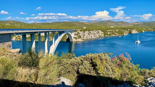 Šibenický most je železobetónový oblúkový...