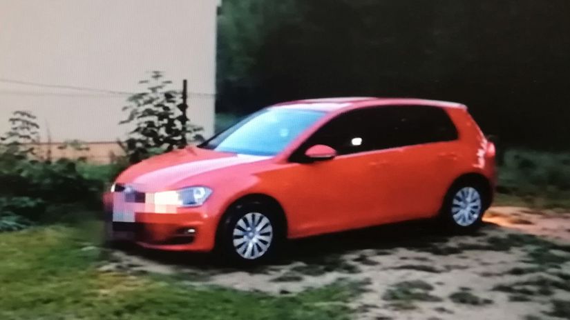 Väčšinou pred Kaveckej domom stojí červený...