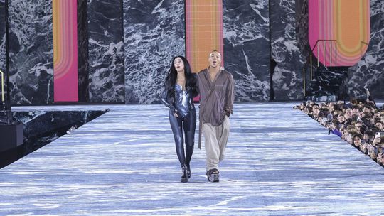 Cher a Olivier Rousteing v závere prehliadky...