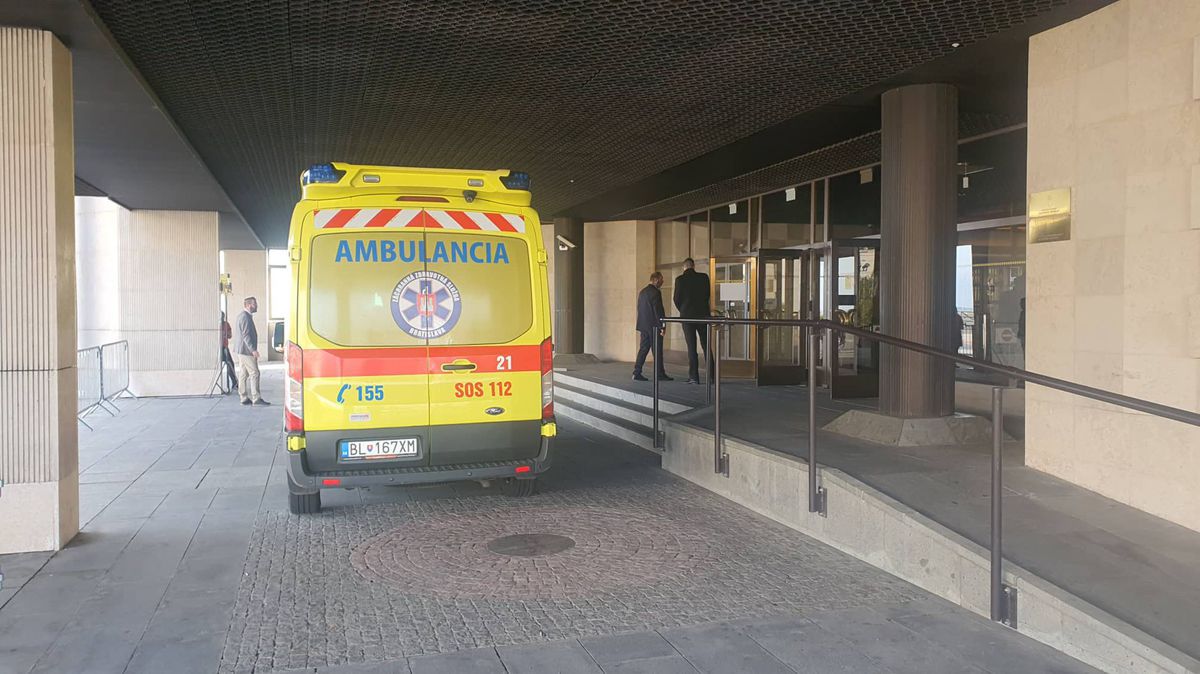 Sanitka pri parlamente. Prišla po poslanca...