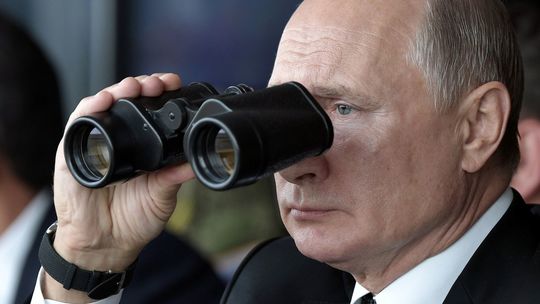 Putin: Ruský vojenský priemysel musí zdokonaliť zbrane podľa skúseností z bojov