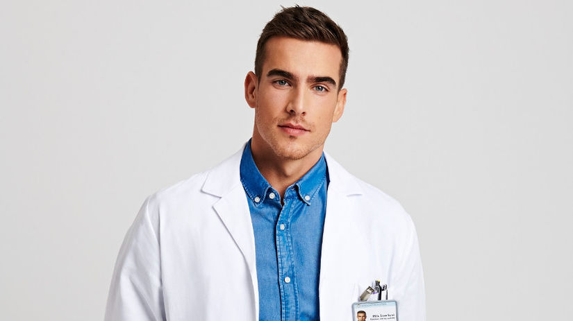 Adam Bardy ako lekár Šimon Bartoš v seriáli...