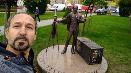 Sochár Peter Mészároš pred sochou Milana R....