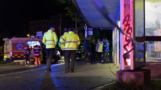 V Bratislave narazilo auto do zastávky: Päť mŕtvych a desať zranených