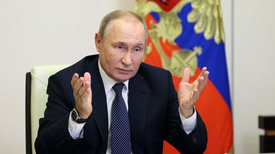 Putin súhlasil, bude kandidovať za prezidenta, požiadal ho o to jeden z hostí. Voľby sa budú po prvý raz konať inak