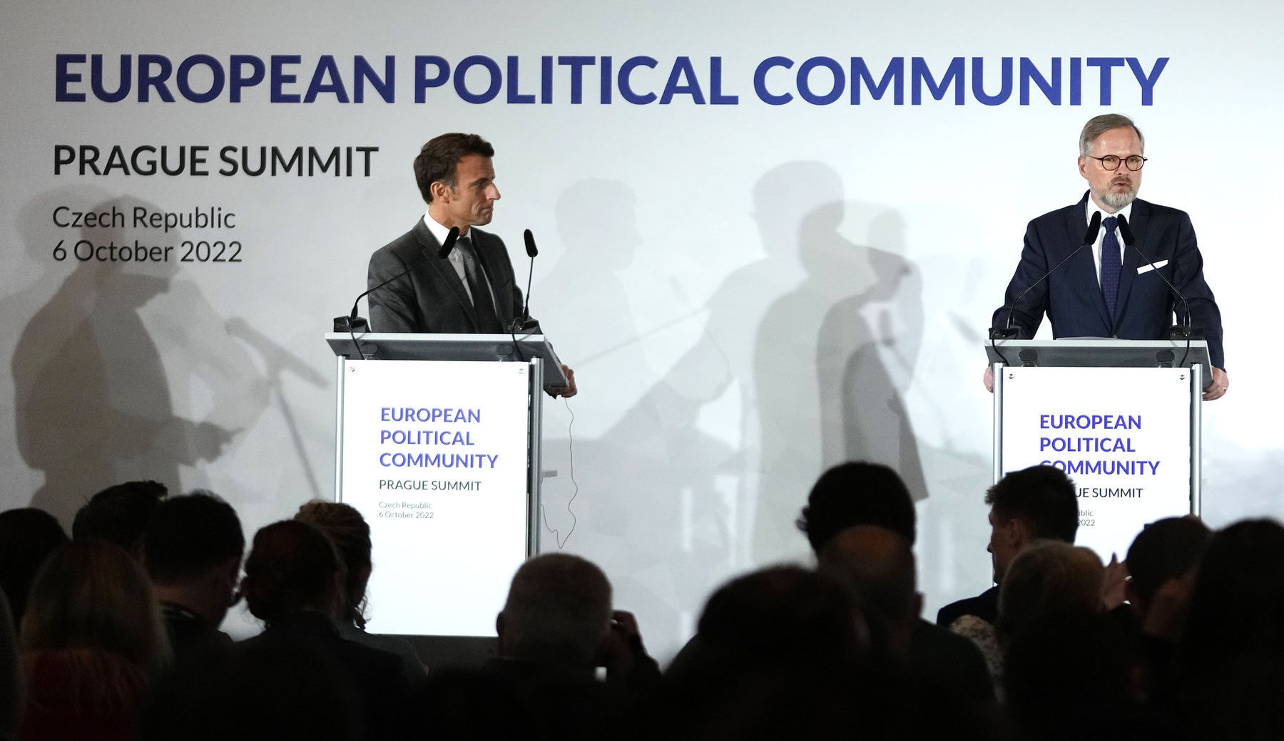 Francúzsky prezident Emmanuel Macron (vľavo) a...