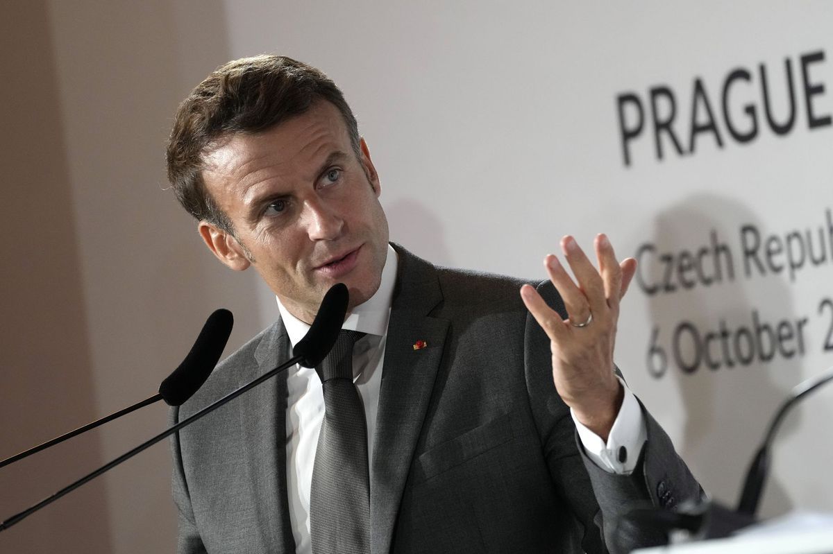 Francúzsky prezident Macron počas summitu...