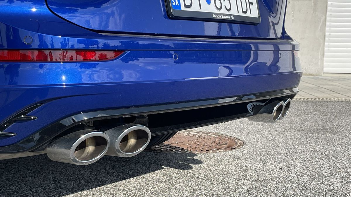 Pohľad na štyri koncovky výfuku je impozantný.