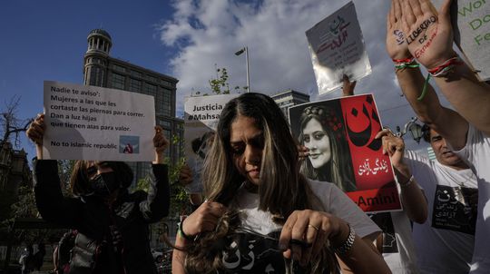 Vlna nepokojov v Iráne po smrti Amíníovej pokračuje. Študentky Raísímu: Zmiznite