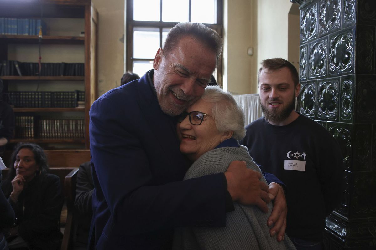 Arnold Schwarzenegger in einer Umarmung mit Lidia...