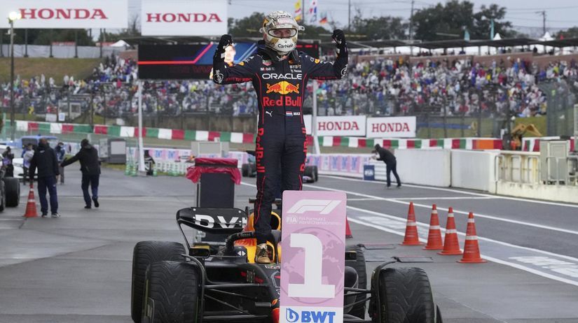 Max Verstappen oslavuje triumf na Veľkej cene...