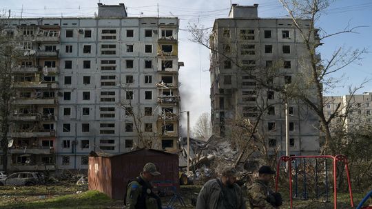 Zničený bytový dom po ruskom raketovom útoku na...