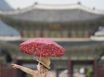 Južné Kórea, maska, rúško, dáždnik, corona, korona, pandémia, koronavírus