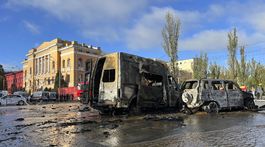 La photo montre des voitures détruites après l'attaque russe à Kyiv...