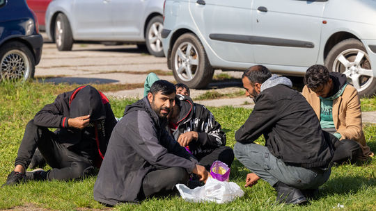 Utečenci zaseknutí v Kútoch: Do Sýrie sa vrátiť nemôžeme, do Česka nás nechcú pustiť 