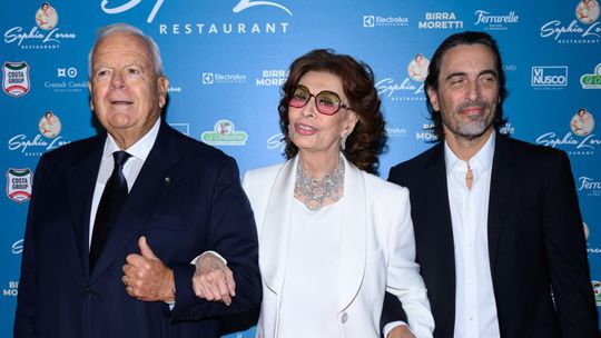 Zľava: Luciano Cimmino, Sophia Loren a syn...