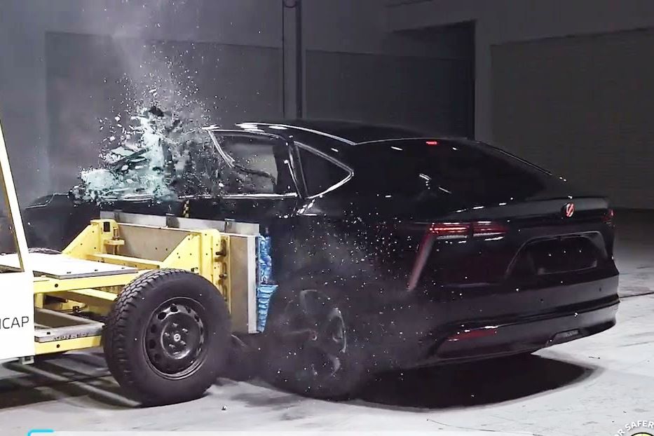 Čínsky elektrický sedan Mobilize Limo doplatil...