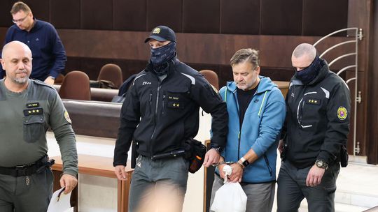 Dušana Dědečka v putách odvádza polícia zo súdu...
