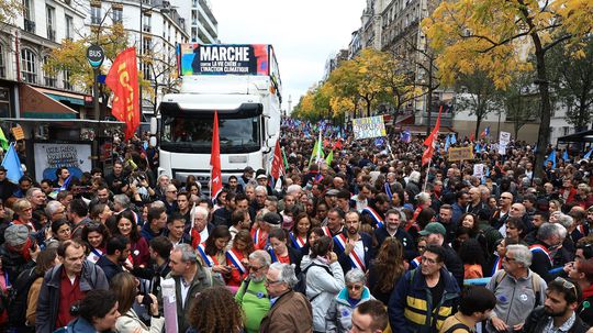 V Paríži protestovali desaťtisíce ľudí proti rastúcim životným nákladom